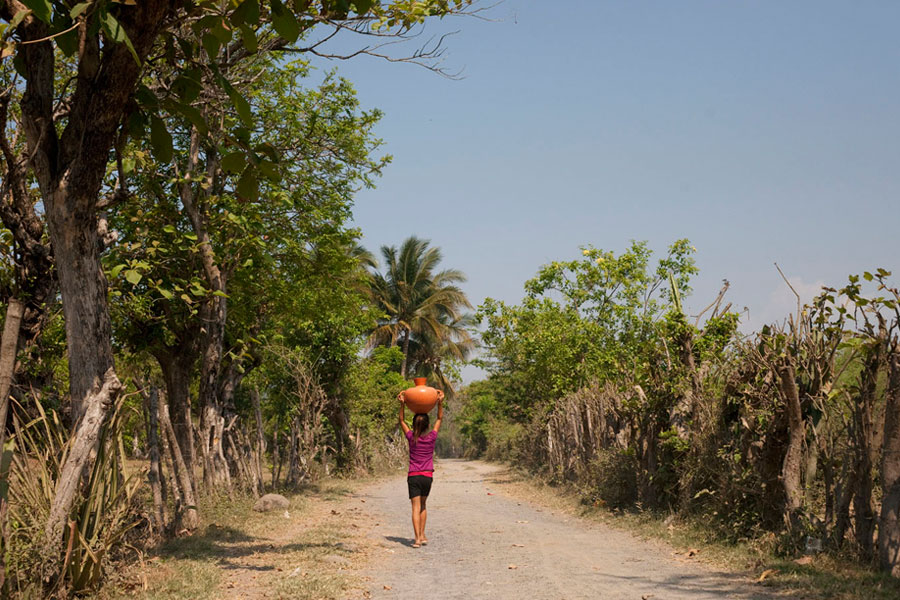 carrying water and life el salvador