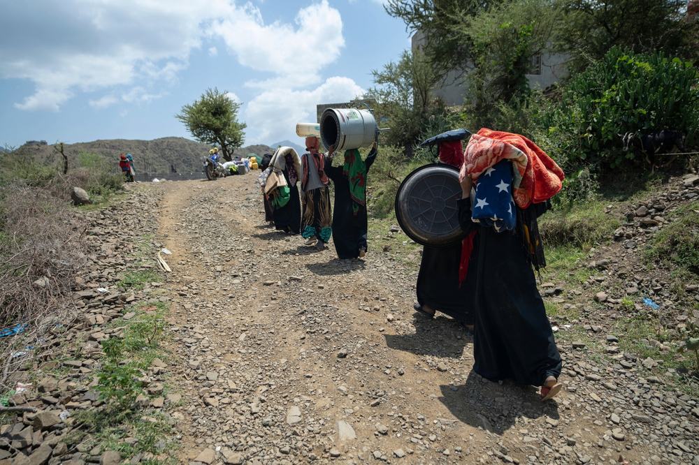 Displaced families head toward Al-Shaqadif Camp and its surrounding areas after leaving Al-Malika Camp, fleeing the escalation of shelling and military operations in the area. Almaafer/Taiz, September 2026.