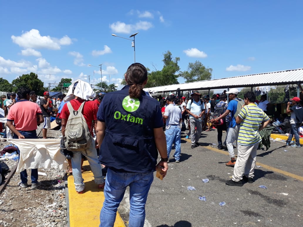 Migrants wait to cross the border from Guatemala to Mexico on the Rodolfo Robles bridge. Photo: Eva Cameros / Oxfam