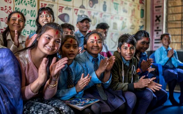 Estudiantes de secundaria en el club infantil de una aldea en el distrito de Nepalgunj, Nepal. Donde el socio de OXFAM SAC, trabaja en la transformación de género para proteger y empoderar a niñas, promover la educación inclusiva y reducir el matrimonio infantil y la violencia contra las mujeres. Crédito: Aurélie Marrier d'Unienville / Oxfam Estudiantes de secundaria en el club infantil de una aldea en el distrito de Nepalgunj, Nepal. Donde el socio de OXFAM SAC, trabaja en la transformación de género para proteger y empoderar a niñas, promover la educación inclusiva y reducir el matrimonio infantil y la violencia contra las mujeres. Crédito: Aurélie Marrier d'Unienville / Oxfam