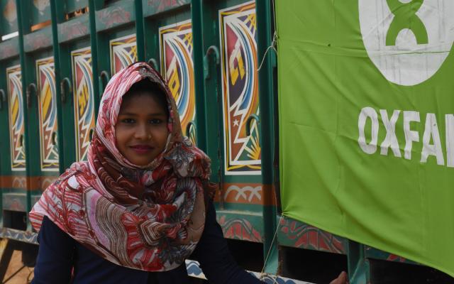 Aki* es una refugiada rohinyá de 16 años que colabora como voluntaria de Oxfam en su comunidad informando a otros miembros sobre buenas prácticas de higiene. Fotografía: Dorothy Sang/Oxfam Aki* es una refugiada rohinyá de 16 años que colabora como voluntaria de Oxfam en su comunidad informando a otros miembros sobre buenas prácticas de higiene. Fotografía: Dorothy Sang/Oxfam