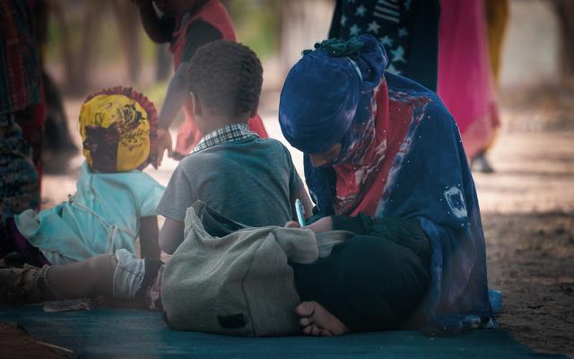 Malak, de 13 años, tuvo que casarse a una edad muy temprana para salvar a su hermano pequeño Shadi, de unos 5 años, que había perdido una pierna y necesitaba una prótesis. Fotografía: VFX ADEN/Oxfam Malak, de 13 años, tuvo que casarse a una edad muy temprana para salvar a su hermano pequeño Shadi, de unos 5 años, que había perdido una pierna y necesitaba una prótesis. Fotografía: VFX ADEN/Oxfam