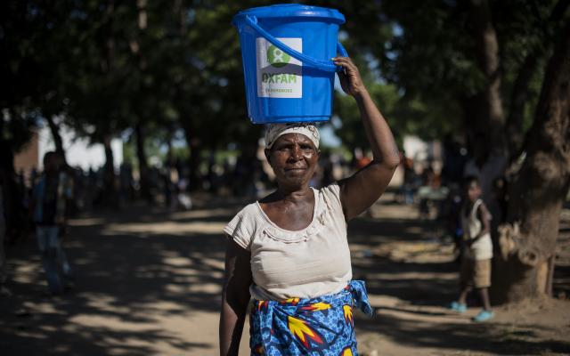 Fainesi, de 65 años, recoge agua fresca con un cubo proporcionado por Oxfam en el campo de Bangula, en el sur de Malawi. Fotografía: Philip Hatcher-Moore/Oxfam Fainesi, de 65 años, recoge agua fresca con un cubo proporcionado por Oxfam en el campo de Bangula, en el sur de Malawi. Fotografía: Philip Hatcher-Moore/Oxfam