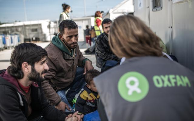 Omar talking to Oxfam staff. Photo: Pablo Tosco/Oxfam