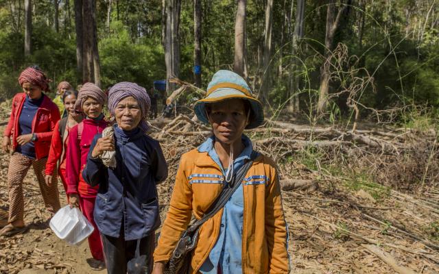 Un grupo de mujeres de la aldea de Tang Malou en el noreste de Ratanakiri (Camboya) camina por un bosque cercano a su aldea. Foto: Savann Oeurm/Oxfam Un grupo de mujeres de la aldea de Tang Malou en el noreste de Ratanakiri (Camboya) camina por un bosque cercano a su aldea. Foto: Savann Oeurm/Oxfam