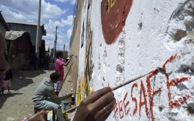 In the informal settlement of Mukuru (Nairobi, Kenya), members of the Mukuru Youth Initiative, an Oxfam partner, paint a mural about the importance of social distancing.