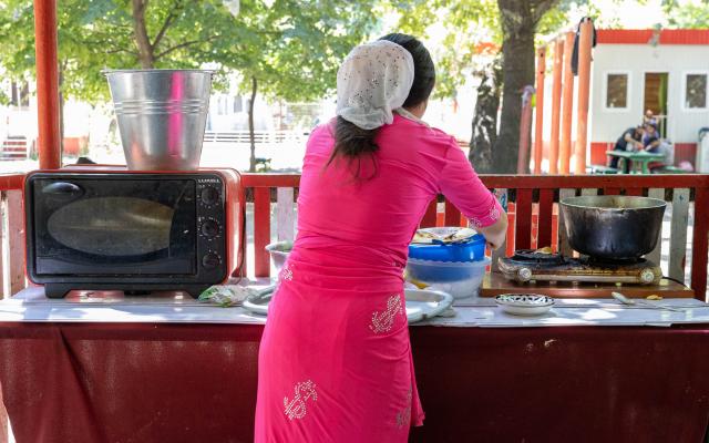 A makeshift kitchen has been established by residents outside at this refugee accommodation centre (RAC) in Moldova. 