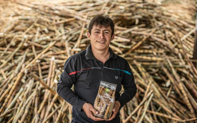 Serafín is a sugarcane producer alongside his family. In 2016, he built a panela production plant with the support of the Piura Ecological and Solidarity Agricultural Cooperative (CAES Piura) in the mountainous region of Piura in Peru, with the support of Oxfam Intermón.