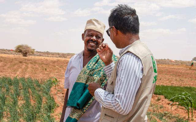 Mohamed Omar (left) is a resident of Ceel-nimcon village, he participated in Oxfam's farmer's field school project in Eilafayn district. Mohamed describes what he planted in the garden.