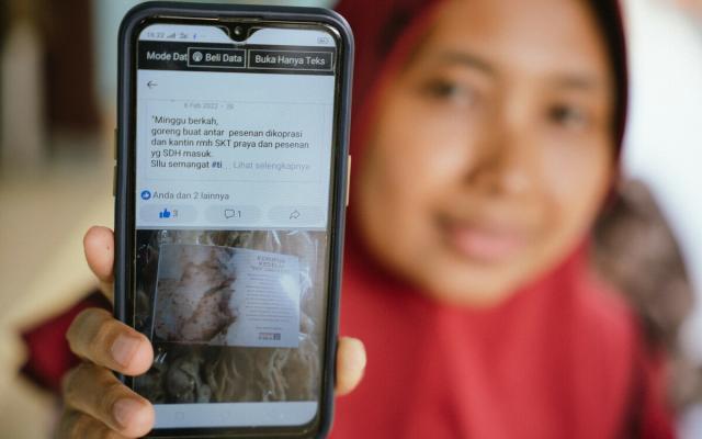 Yati produces many kinds of snacks with her group in her village. 