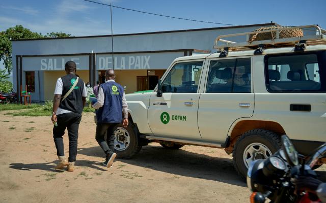 Arrival of the Oxfam team led by Mr. Roger Kalimira, the WASH officer, at the community dialogue meeting site in the Rwampara health zone. This activity marks the beginning of a day of discussions with local leaders and youth groups, focused on risk communication and community engagement in the response.