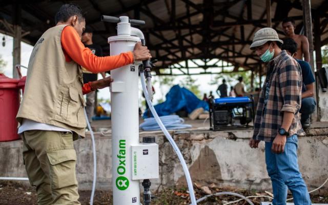 Instalación de sistemas SkyHydrant para la purificación de agua que transforman el agua subterránea en agua potable sin necesidad de electricidad ni químicos. Foto: Hariandi Hafid/Oxfam Instalación de sistemas SkyHydrant para la purificación de agua que transforman el agua subterránea en agua potable sin necesidad de electricidad ni químicos. Foto: Hariandi Hafid/Oxfam