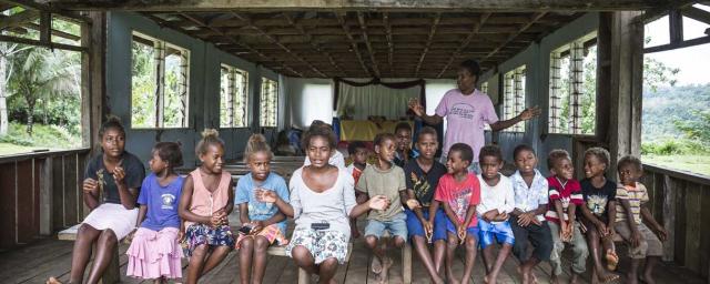 Dorcus Hosea (39), maestra de escuela dominical. "Cuando llueve durante las clases, tratamos de encontrar un lugar en la iglesia donde la lluvia no pueda alcanzarnos. Pero cuando el viento sopla y llueve mucho los niños, sus materiales y los libros se mojan y tenemos que cancelar nuestra clase ". Crédito: Vlad Sokhin / Panos / OxfamAUS