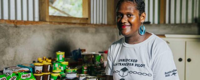 Pango, Vanuatu : Melika Kaluat, propriétaire d'une boutique  locale, au cours du projet pilote « Unblocked Cash Blockchain » mené par Oxfam / Sempo / ConsenSys. Crédit : Keith Parsons / OxfamAUS