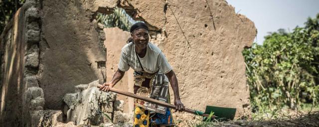 Helleine Kilo returns to the ruins of her destroyed house during the crisis in 2015, neighborhood of Bloc Sara. Credit: Pablo Tosco/Oxfam Intermón