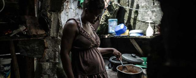 Rosa Gisel Gonzalez Perez lives in the Alfa 4 shelter with her three children and her partner, in a house built with wood and zinc sheets. This shelter was built for families affected by climatic events. 71% of the population of the Dominican Republic does not have decent housing. Credit: Pablo Tosco/Oxfam Intermón Rosa Gisel Gonzalez Perez lives in the Alfa 4 shelter with her three children and her partner, in a house built with wood and zinc sheets. This shelter was built for families affected by climatic events. 71% of the population of the Dominican Republic does not have decent housing. Credit: Pablo Tosco/Oxfam Intermón