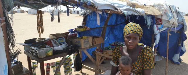 À travers les activités continues du programme WASH, Oxfam fournit actuellement de l'eau potable au camp Sayam Forgage et aide les femmes en créant des moyens de subsistance à petite échelle. Crédit : Corrie Sissons / Oxfam