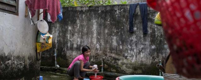 Lan, 32 ans, travaille dans une usine de la province de Dong Nai, dans le sud du Vietnam, qui produit des chaussures pour de grandes marques mondiales. Elle travaille six jours par semaine, au moins neuf heures par jour, et gagne environ 1 $ par heure. Quelque 1 200 paires de chaussures passent entre ses mains chaque jour, mais elle ne peut pas se permettre d'en acheter une seule pour son fils. Crédit : Sam Tarling / Oxfam