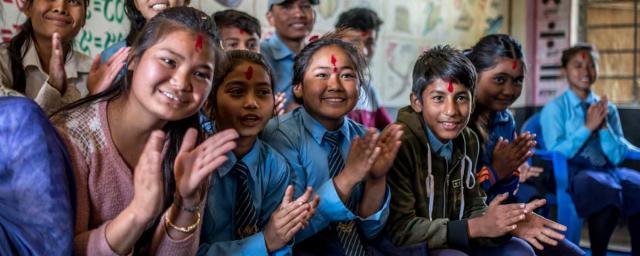 Les élèves du club pour enfants du lycée d'un village du district de Nepalgunj au Népal, où le partenaire d'OXFAM, SAC, travaille à l'évolution des questions de genre afin de protéger et d'autonomiser les filles, de promouvoir l'éducation inclusive,  de réduire le nombre de mariage précoces et de lutter contre la violence à l'égard des femmes. Crédit : Aurélie Marrier d'Unienville / Oxfam