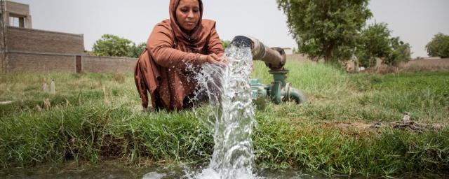 Zarina at the irrigation canal at her farm, Pakistan. Credit: Anna de Vries/Oxfam Zarina at the irrigation canal at her farm, Pakistan. Credit: Anna de Vries/Oxfam