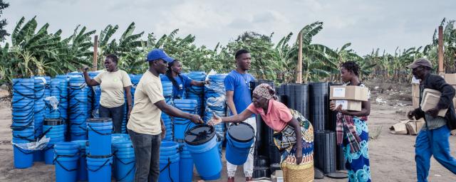 Oxfam staff distributing hygiene kits in Maxquiri Alto resettlement camp as part of the Idai emergency response activities.  Credit: Micas Mondlane / Oxfam 