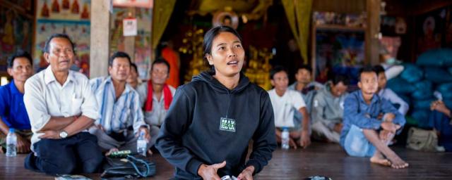 Hong Rany, de 26 años, en la pagoda del pueblo de Ksach Leav, participa en un taller sobre las regulaciones pesqueras de Camboya. Crédito: Savann Oeurm / Oxfam America