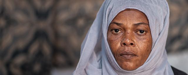 Hanan is a single mother living in an IDP camp in Yemen with her two young daughters. To provide food, water and medicine for her children, she often resorts to begging or scavenging for plastic bottles to sell.