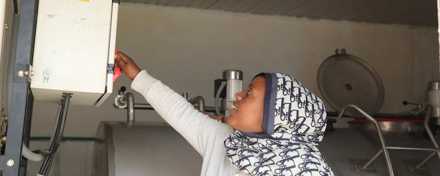  Berehane Eshete, 36, a mother of three and manager of the Andenet (Cheki Andinet) Dairy Cooperative Association in Debre Birhan, switches on the milk chiller to keep fresh deliveries cool and safe. Photo: Liban Hailu/Oxfam
