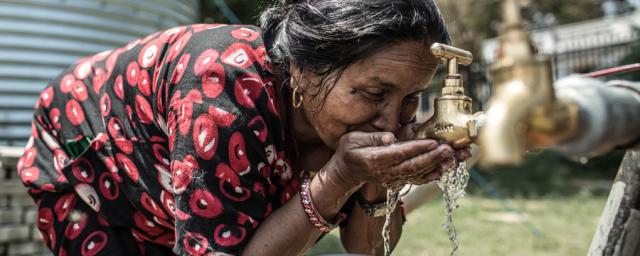 Saim, 45 ans, a fui sa maison avec sa famille quand le premier tremblement de terre a commencé. Elle a trouvé refuge dans le camp de personnes déplacées de Tundikhel. Oxfam a fourni de l'eau à 15 000 personnes. Crédit: Pablo Tosco / Oxfam