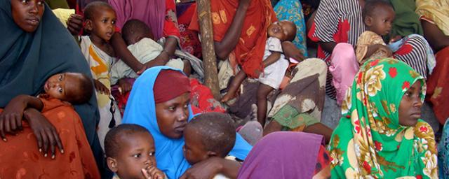 Madres somalíes acuden a un centro de salud para que sus hijos sean examinados y reciban tratamiento para la desnutrición.