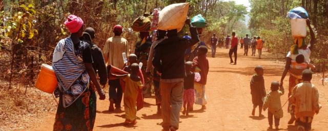 Burundian refugees walking to their new reception village