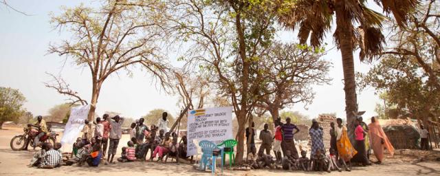 Residents of Rumbek, the capital of Lakes state, arriving for a public forum with the state leadership. Photo: Crispin Hughes/Oxfam Residents of Rumbek, the capital of Lake state, South Sudan, are gathering under some trees for a public forum