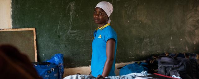 Lorsque le cyclone Idai a frappé le Zimbabwe, Shoorai, 23 ans, a passé la nuit debout sur son lit avec ses enfants, cernée par les eaux. « Bon nombre de mes voisins sont morts. C’est un miracle que nous ayons survécu. » Photo : Philip Hatcher-Moore/Oxfam 