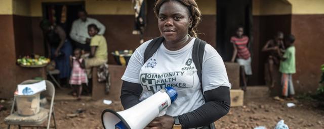  Aminata est l'un des agents de santé communautaires d'Oxfam en Sierra Leone. Elle enseigne à la communauté les signes et les symptômes d'Ebola, comment la prévenir et quoi faire si un membre de la famille est infecté. Photo: Pablo Tosco / Oxfam