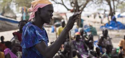 Une femme prend la parole dans un groupe de discussion sur la paix, au Sud-Soudan. Photo: Mackenzie Knowles Coursin/Oxfam Une femme prend la parole dans un groupe de discussion sur la paix, au Sud-Soudan. Photo: Mackenzie Knowles Coursin/Oxfam