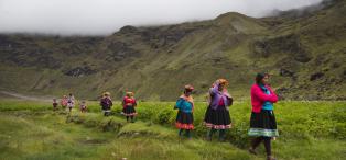 Indigenous women from the Peruvian Andes during a Farmer Field School training on pests in Nusta Pakana , at 4000 m. Credit: Ilvy Njiokiktjien/Oxfam
