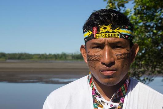 Teddy, líder de la comunidad quechua en la ciudad de Nuevo Andoas, en lo profundo de la selva amazónica del Perú. Teddy, líder de la comunidad quechua en la ciudad de Nuevo Andoas, en lo profundo de la selva amazónica del Perú.